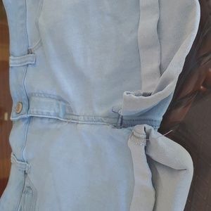 Wax Jeans Junior Short. Light blue denim. Stretch fabric.